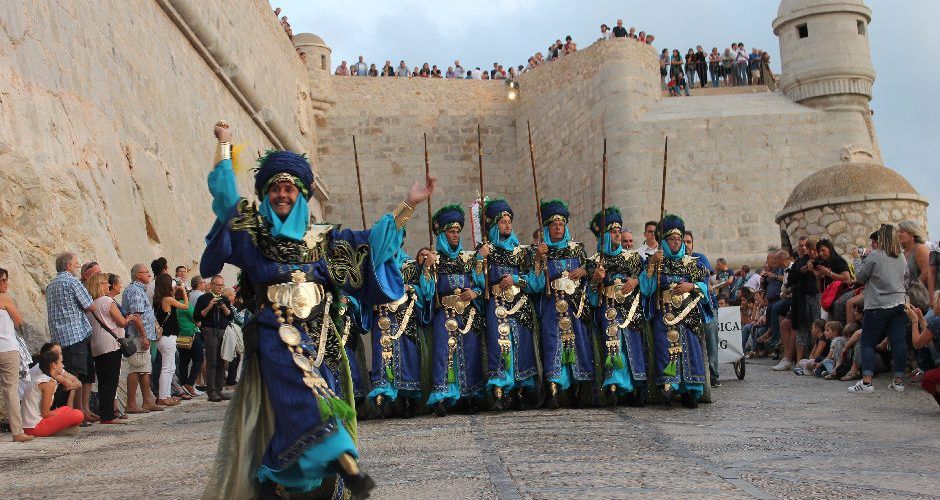 Escuadras y bandas cierran las fiestas peñiscolanas