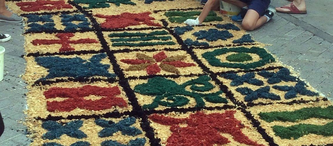 Els carrers de la Sénia, catifes de colors