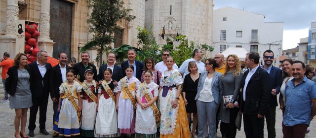 La V Fira de la tomata de penjar ompli de gent Alcalà