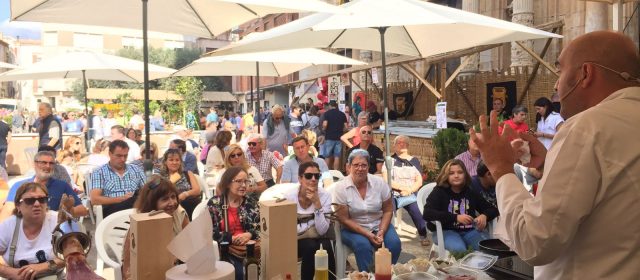 3.500 quilos venuts en la fira de la tomata de penjar d’Alcalà