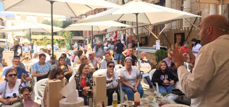 3.500 quilos venuts en la fira de la tomata de penjar d’Alcalà