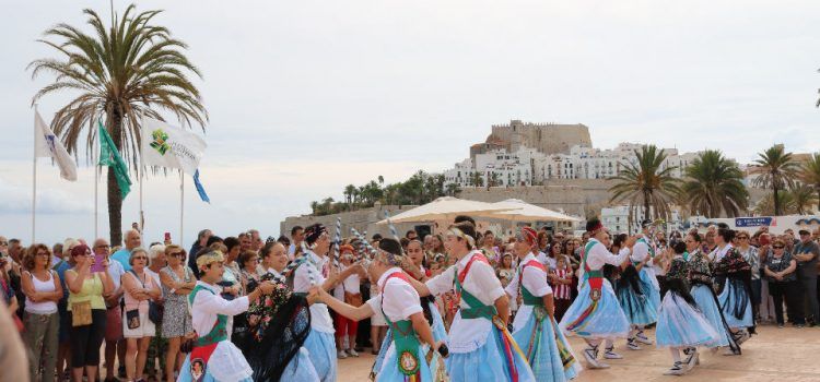 Peñíscola festeja el día de los ‘pueblos bonitos’ con danzas tradicionales y degustación