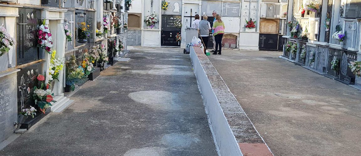 Per Tots Sants, visita al cementeri