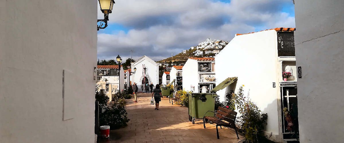 Peñíscola ultima los trabajos de mantenimiento del cementerio
