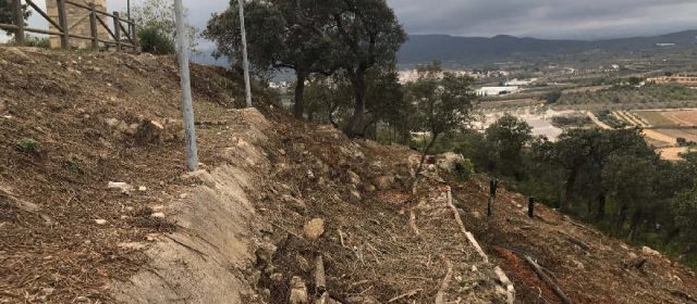 Desbrossen els voltants de l’ermita de Sant Mateu