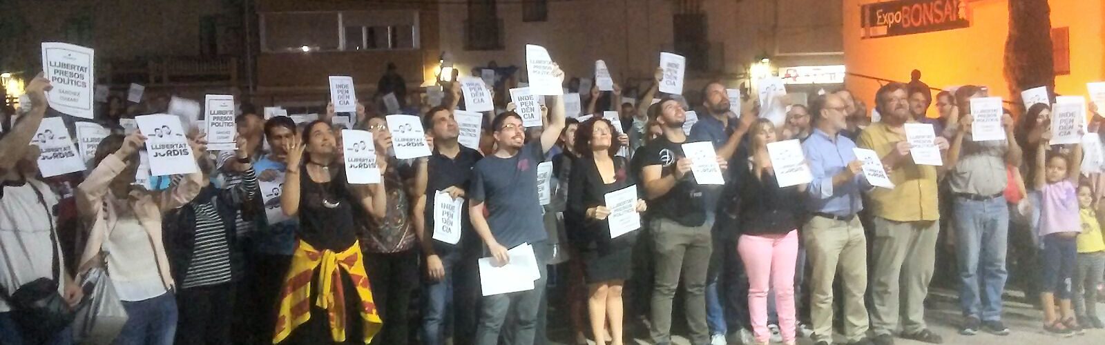 Veïns d’Alcanar donen suport a Jordi Sànchez i Jordi Cuixart