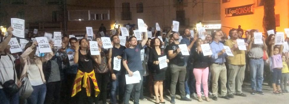 Veïns d’Alcanar donen suport a Jordi Sànchez i Jordi Cuixart