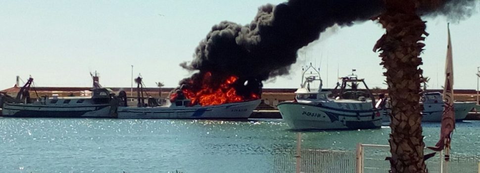 Crema la barca de pesca “El Pagre” a Benicarló