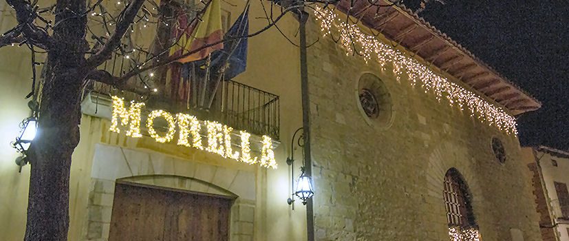 Morella comença a instal·lar l’enllumenat de Nadal 