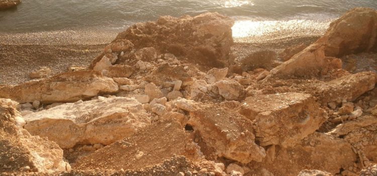 Costas solo «reacomodará» las rocas caídas en Sòl de Riu