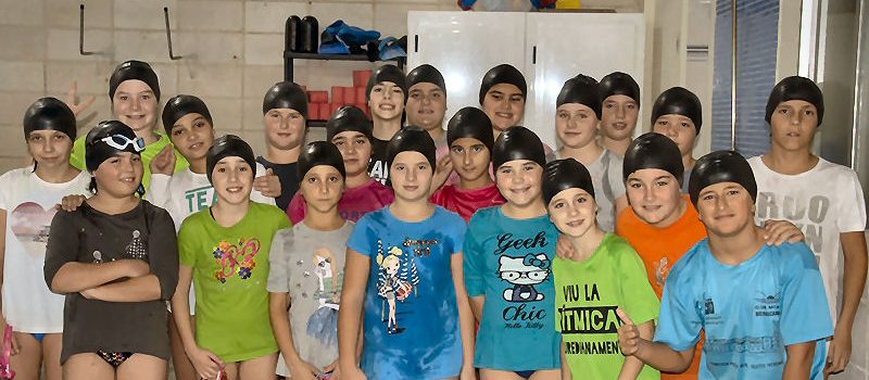 El C.N. Vinaròs nada sense equipació i amb gorros negres per la pèrdua de la piscina municipal