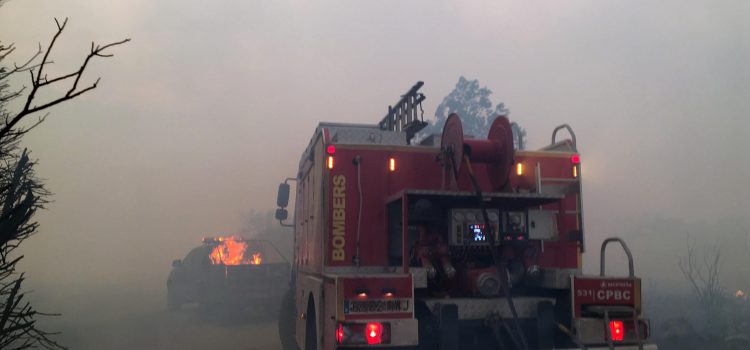 Los bomberos del Consorcio de la Diputación atenúan el incendio de Culla