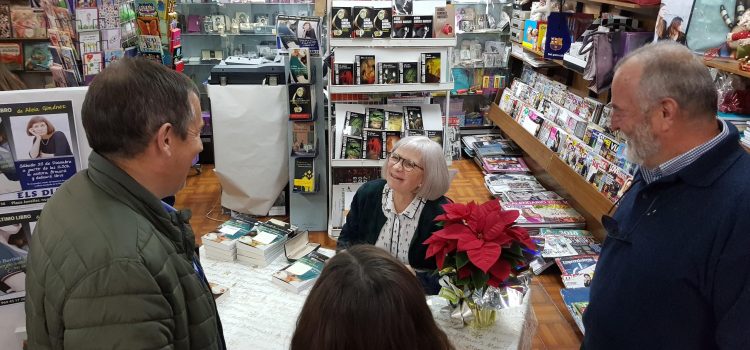 Alícia Giménez Bartlett signa llibres a Els Diaris