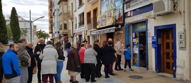 Llargues coes a les administracions de loteria