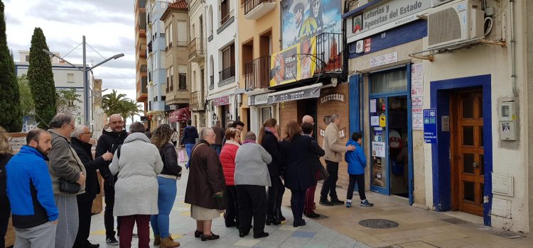 Llargues coes a les administracions de loteria