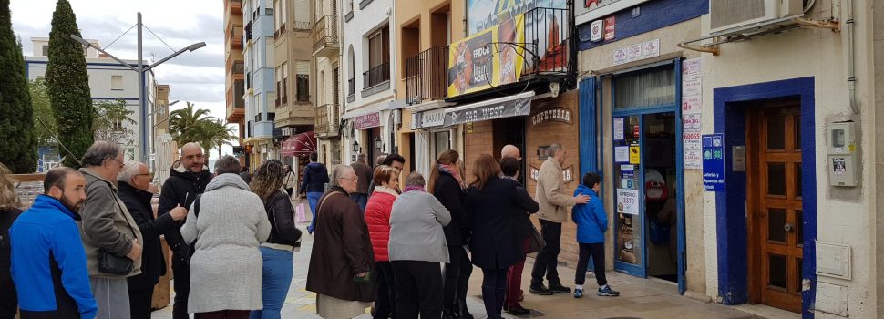 Llargues coes a les administracions de loteria
