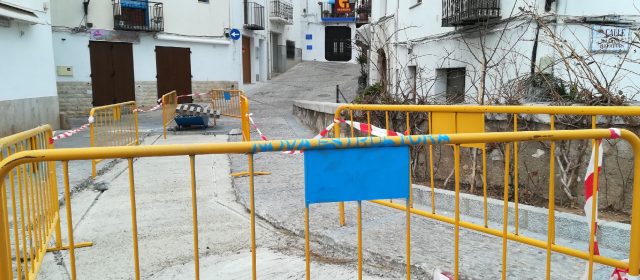 Peñíscola repara y sustituye la calzada del Casco Antiguo