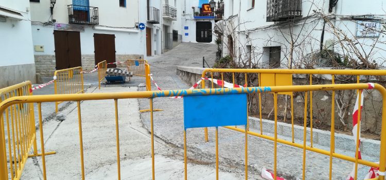 Peñíscola repara y sustituye la calzada del Casco Antiguo
