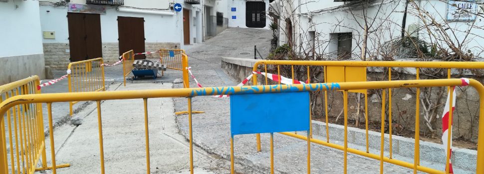 Peñíscola repara y sustituye la calzada del Casco Antiguo