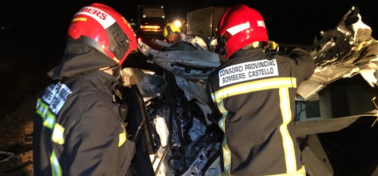 Dos fallecidos y tres heridos en un accidente en la N-340, en Vinaròs