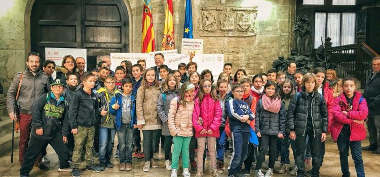 Escolars de Canet, La Jana i Cervera, rebuts a València pel president Puig