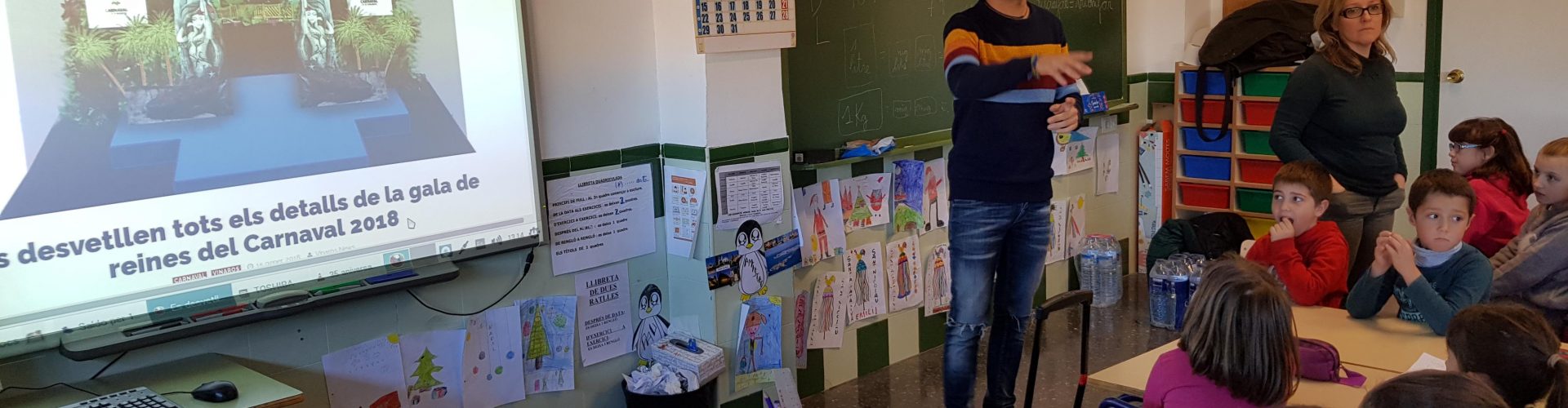 El president del Carnaval, amb els escolars de l’Assumpció