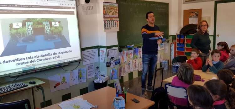 El president del Carnaval, amb els escolars de l’Assumpció
