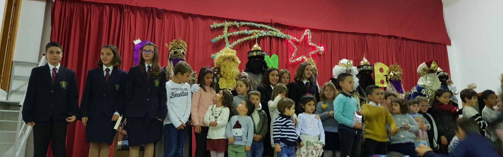 Els Reis Mags llancen a Sant Jordi milers de caramels i llepolies