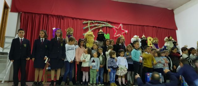 Els Reis Mags llancen a Sant Jordi milers de caramels i llepolies