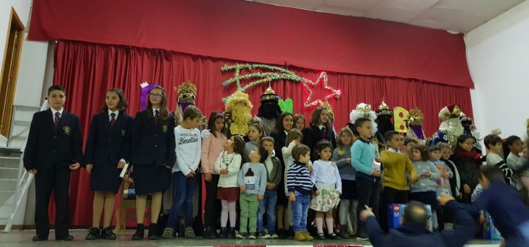 Els Reis Mags llancen a Sant Jordi milers de caramels i llepolies