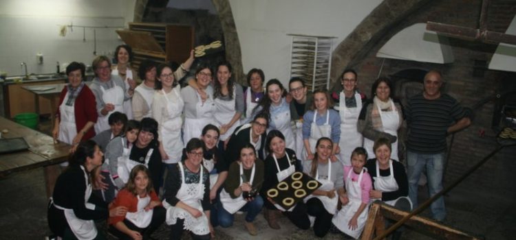 Forcall celebra la “pastada” de la coqueta i talla la llenya de la foguera