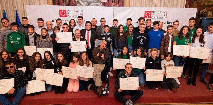 Deportistas de Cocemfe Maestrat en la recepción de Becas de la Diputación