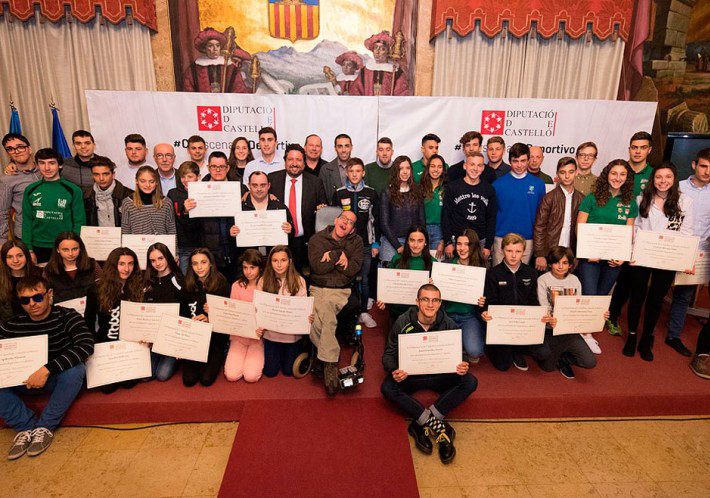 Deportistas de Cocemfe Maestrat en la recepción de Becas de la Diputación