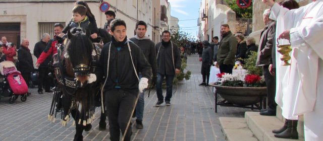 Les Mestresses de casa de La Llar van repartir més d’un miler de dolços típics