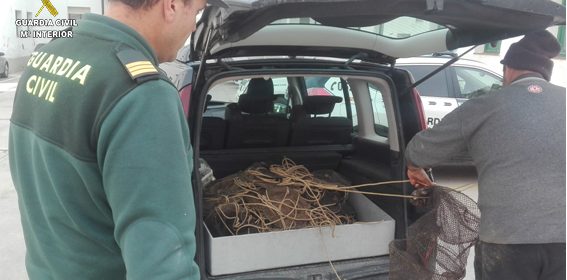 La Guardia Civil decomisa 93 artes de pesca prohibida en Sant Carles de la Ràpita
