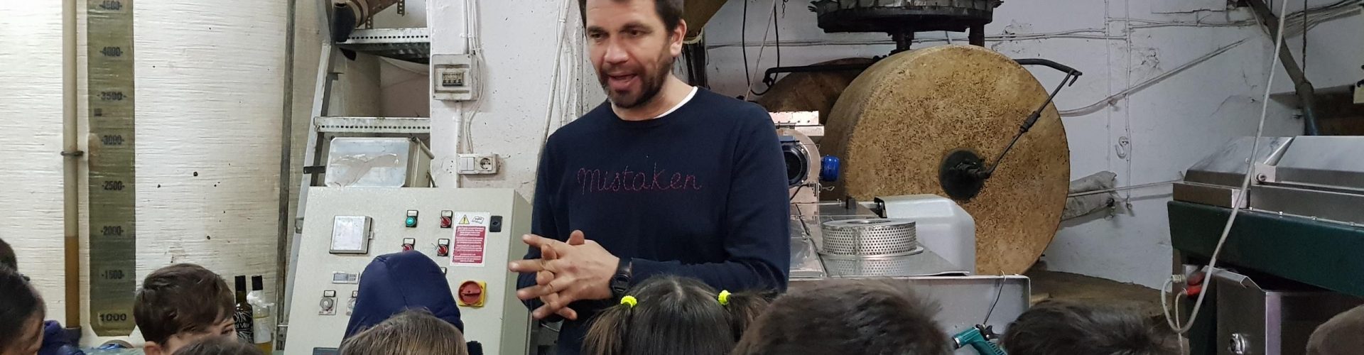 Aprenent com es fa l’oli al Molí de la Creu de la Galera