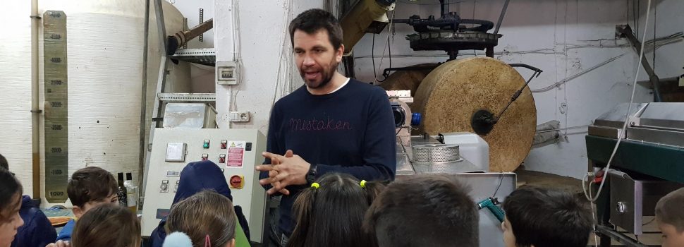 Aprenent com es fa l’oli al Molí de la Creu de la Galera