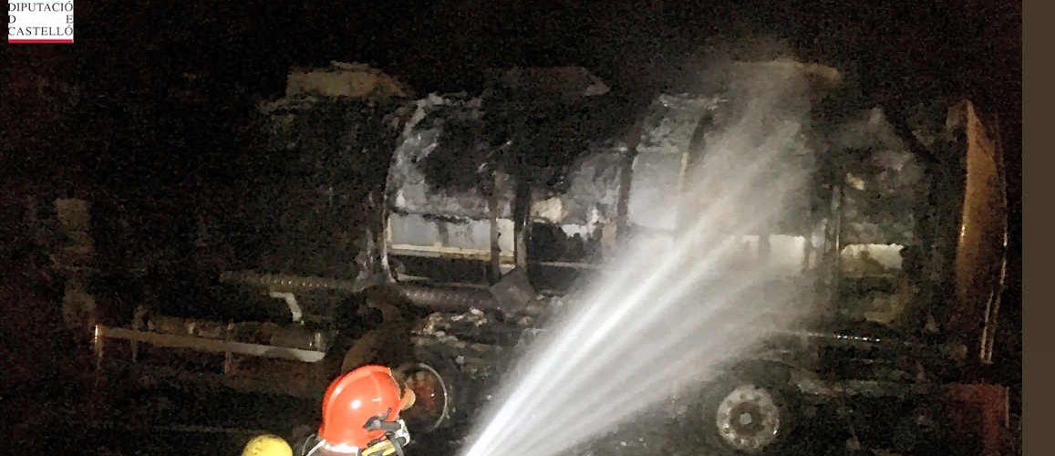 Incendio en la AP7 de un camión que transportaba mercancías peligrosas
