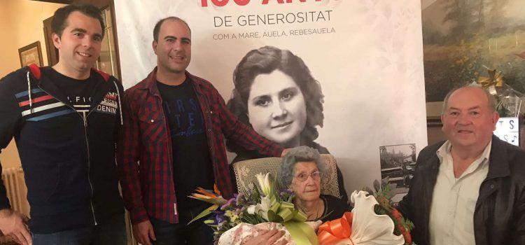 Els alcaldes de Catí i Albocàsser feliciten a Dolores Pitarch Sanjuan pels seus 100 anys