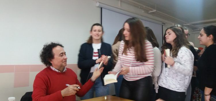 L’escriptor Manel Joan i Arinyó visita l’IES Vilaplana