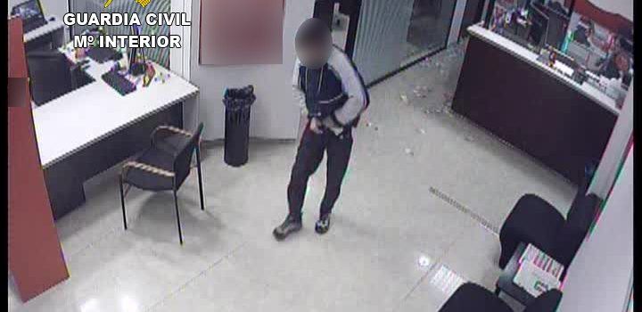 La Guardia Civil detiene a un atracador de bancos en Alcalá de Xivert