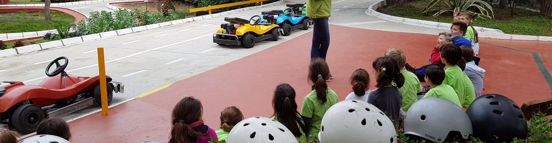 Aprenent educació vial conduint cars els alumnes del CEIP Assumpció