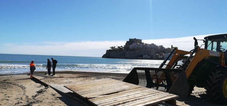 Peñíscola prepara sus playas para la Semana Santa