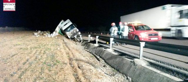 Camión accidentado que transporta mercancías peligrosas en Sta.Magdalena