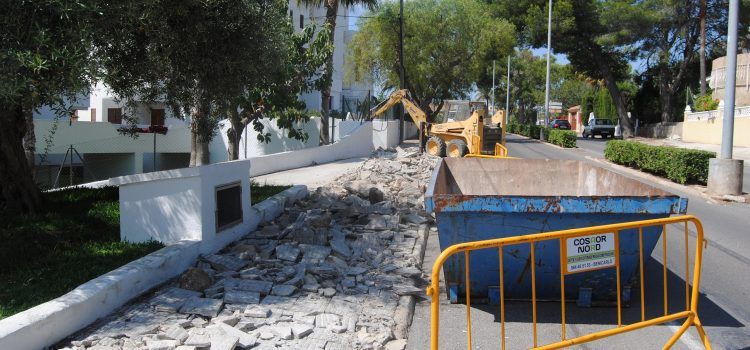 Alcossebre condiciona voreres i remodela el carrer Rench