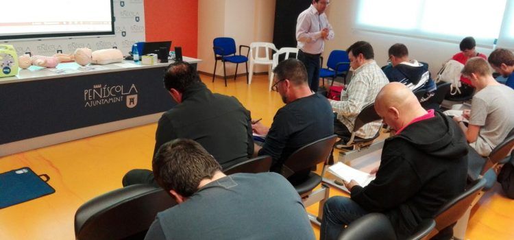 Peñíscola forma a los clubes deportivos en el uso de desfibriladores