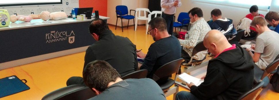 Peñíscola forma a los clubes deportivos en el uso de desfibriladores