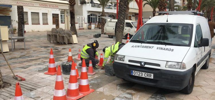 La Brigada Municipal adequa el passeig marítim