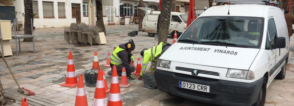 La Brigada Municipal adequa el passeig marítim