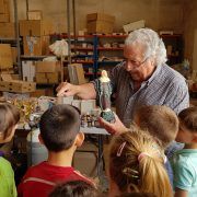 Visita escolar al miniaturista Paco Gombau